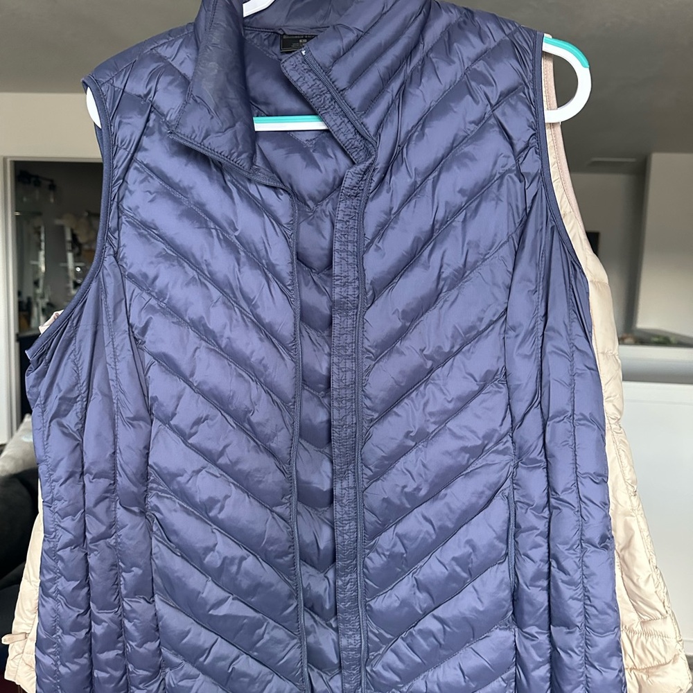 32 Degrees multiple Puffer Vests - Picture 3 of 5